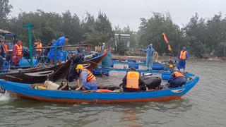 Trục vớt thành công chiếc phà chở 14 người bị chìm dưới sông Trường Giang