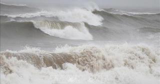 Áp thấp nhiệt đới đi vào Biển Đông, có xu hướng mạnh thêm