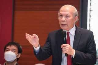 Không thể để 'lương chạy theo giá'