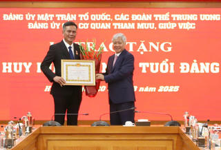 Đồng chí Đỗ Văn Chiến trao Huy hiệu 30 năm tuổi Đảng cho Phó Bí thư Đảng ủy MTTQ, các đoàn thể Trung ương Trần Thắng
