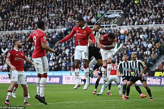 Newcastle United chiến thắng 2-0 trước Manchester United