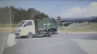 Đà Nẵng: Ô tô chở rác chạy ngược chiều, lái xe bị phạt 5 triệu đồng, tước giấy phép lái xe 2 tháng