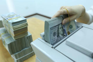 Ngày 4/4: Giá USD trong nước tăng nhẹ