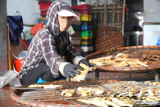 Người dân vùng biển xuyên đêm nướng cá 'đặc sản' bán dịp Tết