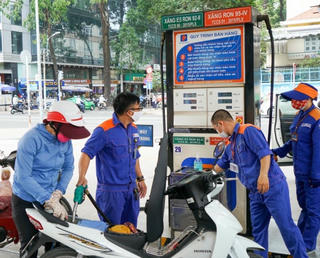 Xăng RON95 giảm 20 đồng/lít