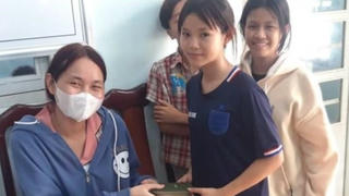 Nhặt được ví tiền, ba cháu nhỏ tìm người trả lại