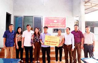 Thái Nguyên: Trao tiền hỗ trợ xây nhà Đại đoàn kết cho người nghèo