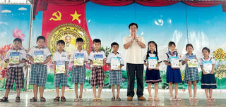 Bạc Liêu: Tặng 200 bộ sách giáo khoa cho học sinh có hoàn cảnh khó khăn