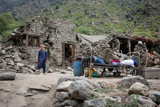 Số người chết do động đất Afghanistan tăng, người sống thiếu hụt viện trợ