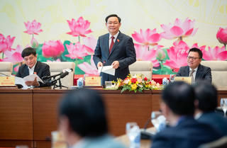 Chủ tịch Quốc hội Vương Đình Huệ gặp mặt đoàn đại biểu nhà báo nữ tiêu biểu