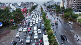 Cầu Vĩnh Tuy ùn tắc do nhiều cầu qua sông Hồng bị cấm vì lũ dâng