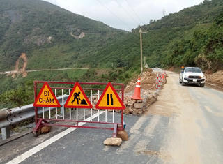 Tiếp tục khắc phục nhiều điểm sạt lở tại đèo Hải Vân
