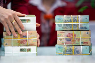 Tiết kiệm kém hấp dẫn, người dân giảm gửi tiền vào ngân hàng