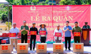 Phát động cao điểm 40 ngày đêm xây dựng nhà, trường học hỗ trợ người dân vùng lũ ở Nghệ An