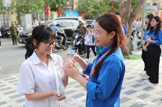 Nét đẹp áo xanh tình nguyện "tiếp sức mùa thi" 2025