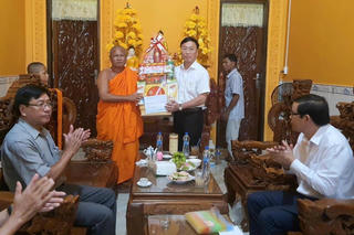 Lãnh đạo tỉnh Bạc Liêu thăm, chúc mừng lễ Sen Dolta của đồng bào Khmer