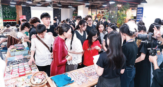 Khi người trẻ thêu lại truyền thống