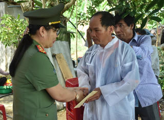 Lãnh đạo Công an tỉnh Quảng Nam thăm hỏi, hỗ trợ cho gia đình có 3 cháu bé chết đuối