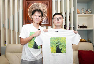 Cầu thủ Văn Toàn mua tranh, tặng áo cho các họa sĩ nhỏ tự kỷ