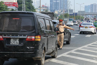 Hà Nội: Hàng loạt xe bị phạt khi đi vào làn dừng khẩn cấp trên đường vành đai 3