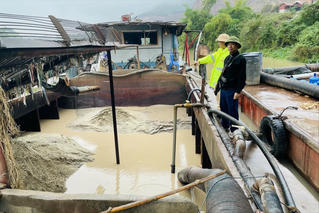 Bắc Giang: Bắt tàu khai thác cát trái phép trên sông Lục Nam