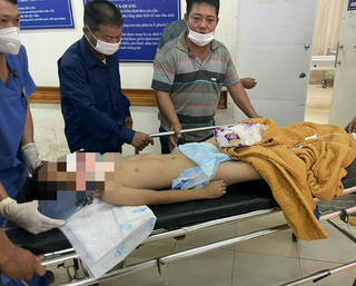 Hà Tĩnh: Cấp cứu nam sinh lớp 3 rơi từ tầng 2 xuống trọng thương