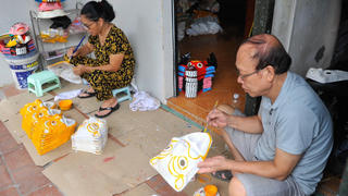 Nghề làm mặt nạ giấy bồi