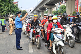 Dựng 'lô cốt' trên đường Nguyễn Trãi, các phương tiện di chuyển thế nào?