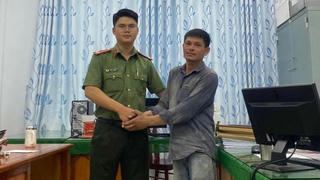 Anh công nhân nhận lại 25 triệu đồng vì chuyển khoản nhầm