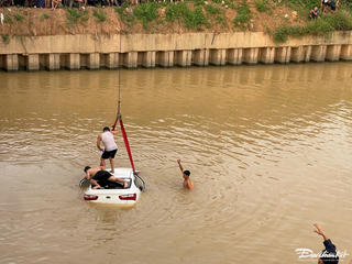 Ô tô lao xuống sông sau va chạm trên cầu Sông Cụt