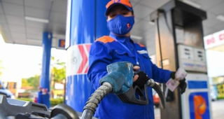 Giá xăng giảm sâu 1.800 đồng/lít