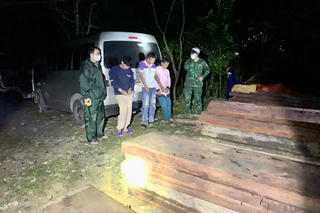 Bí mật bên trong xe ô tô 16 chỗ bị lực lượng Biên phòng Thừa Thiên - Huế phát hiện lúc rạng sáng