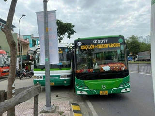 Đình chỉ công việc tài xế xe buýt chèn ép nhau gây tai nạn
