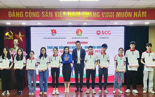 Trao 2 tỷ đồng học bổng tặng học sinh, sinh viên hoàn cảnh khó khăn