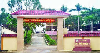 Một công nhân rơi vào băng chuyền máy đóng gạch tử vong thương tâm