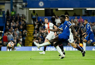 Sterling tỏa sáng giúp Chelsea đánh bại Luton Town