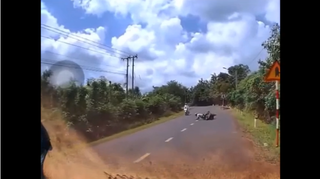 Tình huống thanh niên ôm cua gây tai nạn ngã sấp mặt