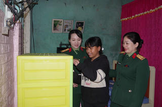 Những người 'mẹ nuôi' mang quân hàm đỏ