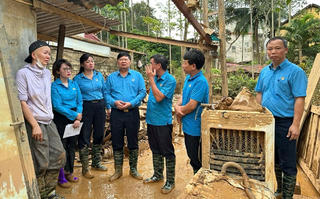 Công đoàn chung tay giúp người lao động khắc phục hậu quả bão lũ