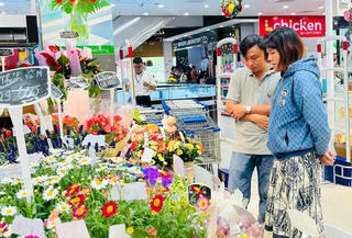 Nhộn nhịp thị trường ngày Nhà giáo Việt Nam