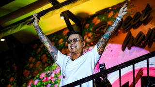 Ca sĩ Tuấn Hưng cảm ơn khán giả theo dõi show 'Góc ban công'