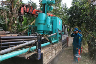 Chiều 3/1, tiếp tục điều động thêm thiết bị giải cứu bé trai rơi xuống trụ bê tông