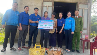 Trao 'cần câu' giúp người nghèo vươn lên