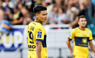 Quang Hải thi đấu trong trận Pau FC thắng 1-0 trước Valenciennes