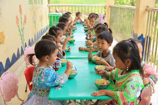 ‘Cùng em khôn lớn’ – Mang bữa ăn dinh dưỡng vượt đại ngàn đến học sinh vùng khó