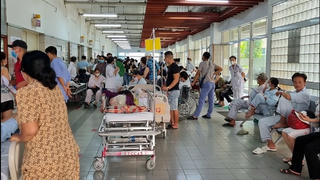 Bệnh viện quá tải vì nắng nóng 