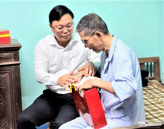 Chủ tịch Mặt trận Quảng Nam tặng quà cho người có công, gia đình chính sách