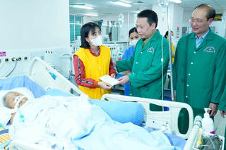 Chủ tịch UBND tỉnh Thái Nguyên chúc Tết cán bộ đang làm nhiệm vụ đêm Giao thừa