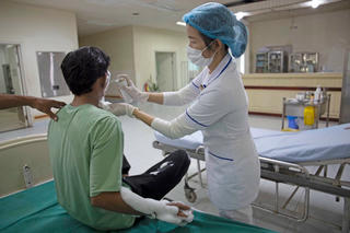Quảng Nam: Thiếu niên bị bỏng nặng do sạc điện thoại phát nổ 