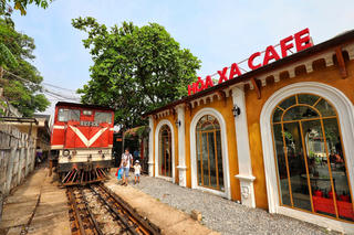 Quán cà phê mới mở tại ga tàu Long Biên hút khách tới check-in  